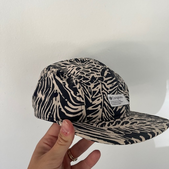 Adidas Originals Blue and White Cap in leaf pattern flat brim - Picture 5 of 5